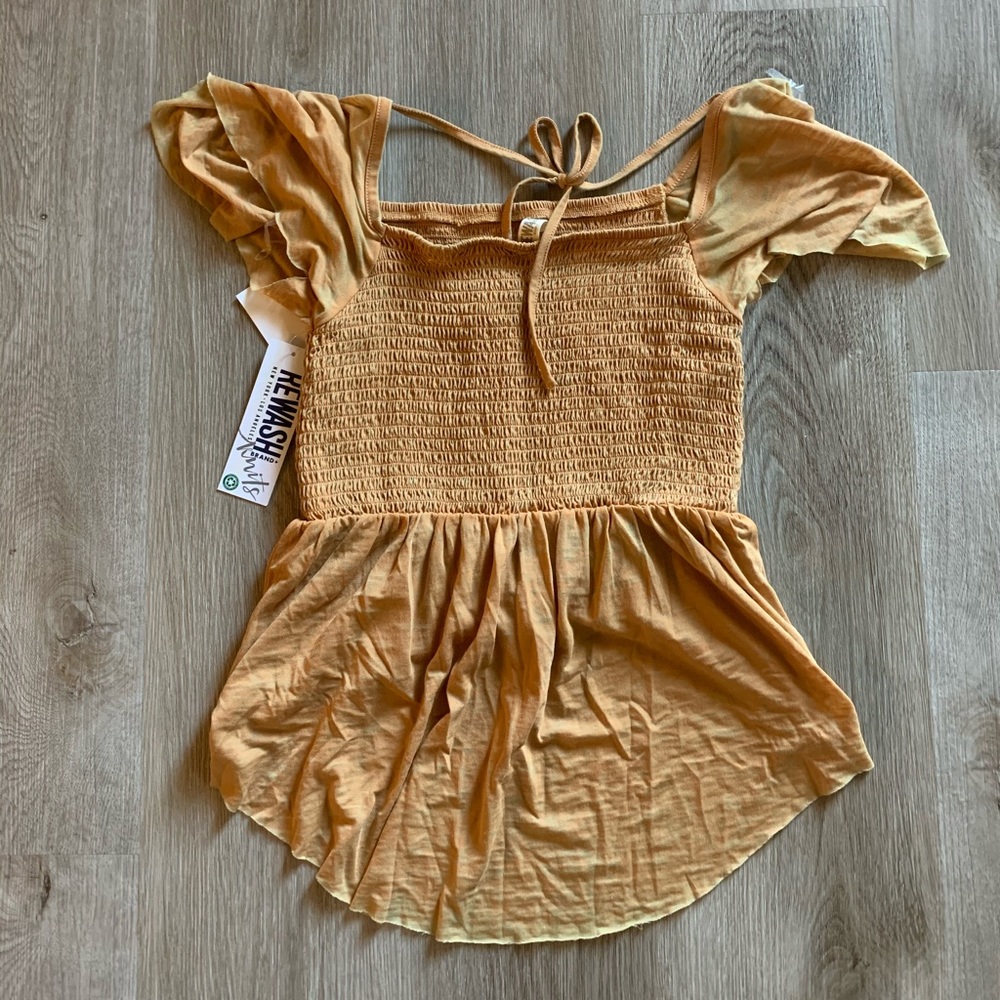 Shirt with tie in back
